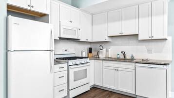 Réfrigérateur, micro-ondes, four, plaque de cuisson