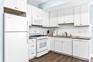 Kühlschrank, Mikrowelle, Ofen, Herdplatte