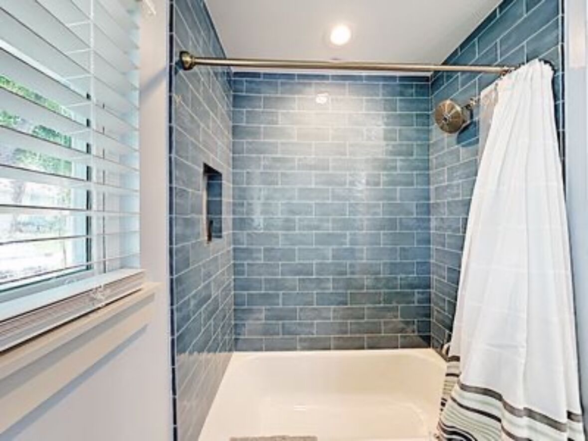 Dusj, hårføner, håndklær og såpe