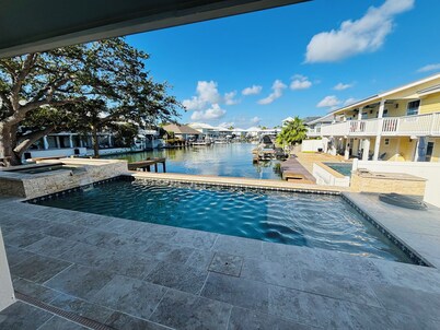 Bahama Cove! Newly remodeled one story Waterfront 3BRM/3BA home w/ Pool and spa