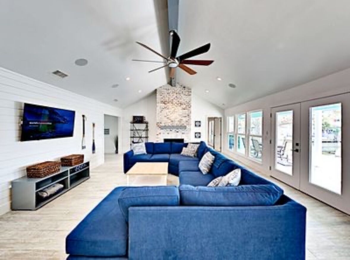 Una televisión, una chimenea