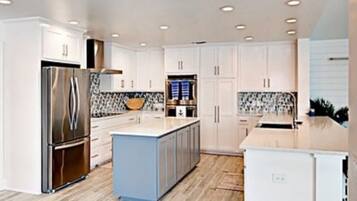 Microondas, horno, placa de cocina y lavavajillas