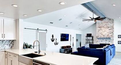 Bahama Cove! Newly remodeled one story Waterfront 3BRM/3BA home w/ Pool and spa