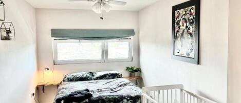 2 slaapkamers, een strijkplank/strijkijzer, wifi, beddengoed