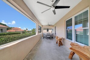 Outdoor dining - Entire home 3-bedroom house with AC in Homosassa FL Private Boat SLIP available (Homosassa)