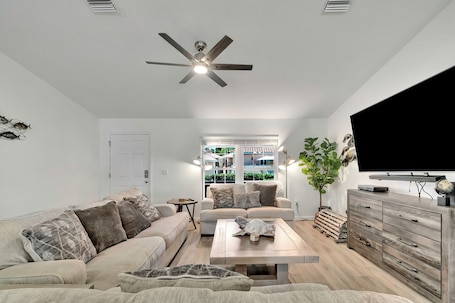 リビング エリア. Entire home 3-bedroom house with AC in Homosassa FL Private Boat SLIP available