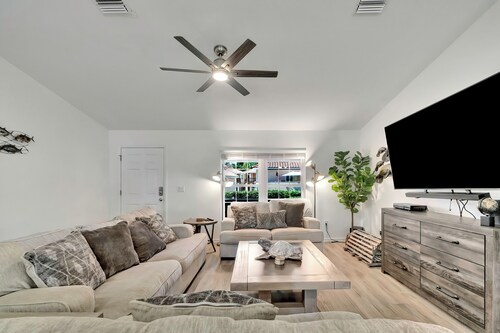 Entire home 3-bedroom house with AC in Homosassa FL Private Boat SLIP available