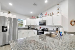 Private kitchen - Entire home 3-bedroom house with AC in Homosassa FL Private Boat SLIP available (Homosassa)