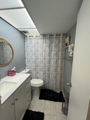 Haartrockner, Handtücher, Seife, Toilettenpapier