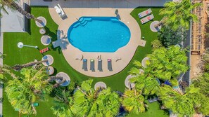 Outdoor pool - LUXURY 5 STARS! 7BR Private Pickleball NEW remodeling!! (Las Vegas)