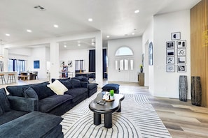 Smart-TV, Kamin, Videospiele, Tischfußball