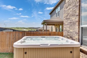 Outdoor spa tub - South Austin Luxe Boho House 4BR 2.5BA With SPA, Pool & EV Charger (Mustang Ridge)