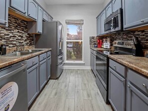 Private kitchen - The La Petite Haven of Woodlawn w/ Backyard Lounge (Memphis)