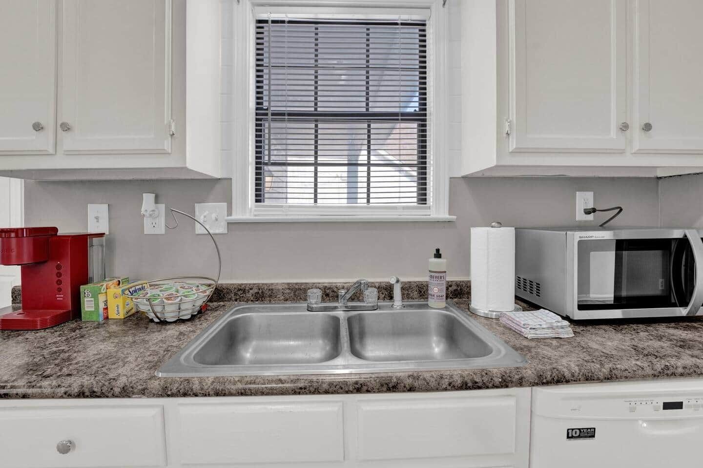 Réfrigérateur, micro-ondes, plaque de cuisson