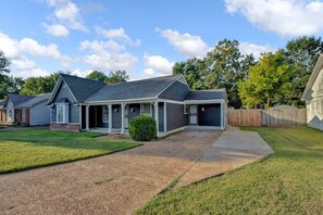 Exterior - Glamorous 3BR 2BA Home · Spacious Fenced Backyard (Memphis)
