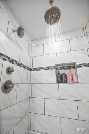 Douche, sèche-cheveux, serviettes fournies, savon