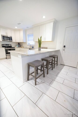 Graceland Getaway · Cozy 2BR 1BA + Parking & WiFi