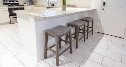 Graceland Getaway · Cozy 2BR 1BA + Parking & WiFi