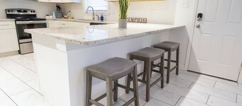 Graceland Getaway · Cozy 2BR 1BA + Parking & WiFi