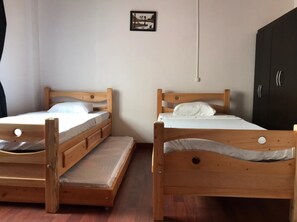 4 chambres, fer et planche à repasser, accès Internet, draps fournis