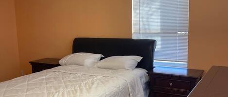 3 habitaciones, tabla de planchar con plancha, wifi y ropa de cama