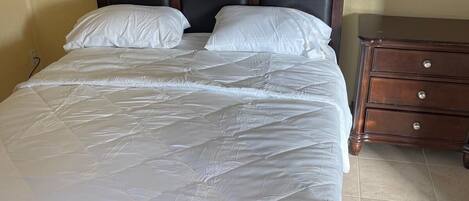 3 habitaciones, tabla de planchar con plancha, wifi y ropa de cama