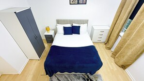 1 habitación, tabla de planchar con plancha, wifi y ropa de cama