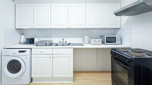 Microondas, horno, lavavajillas