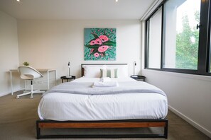 4 bedrooms, desk, iron/ironing board, free WiFi - Spacious 4BR, 3BTH Richmond Home - Walk to MCG, Tennis, Concert Venues & CBD. (Richmond)