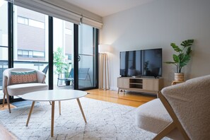 Smart-TV, Tischtennisplatte, Bücher