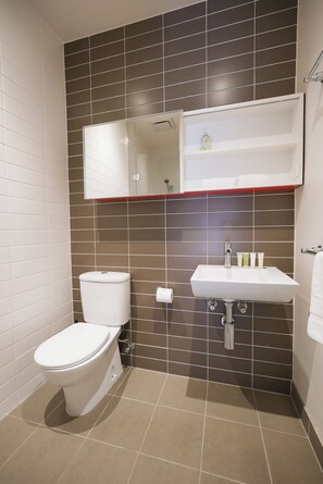 Shower, hair dryer, towels, soap - Spacious 4BR, 3BTH Richmond Home - Walk to MCG, Tennis, Concert Venues & CBD. (Richmond)