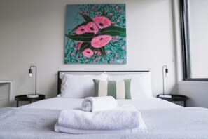 4 bedrooms, desk, iron/ironing board, free WiFi - Spacious 4BR, 3BTH Richmond Home - Walk to MCG, Tennis, Concert Venues & CBD. (Richmond)