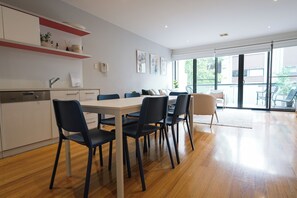 Dining - Spacious 4BR, 3BTH Richmond Home - Walk to MCG, Tennis, Concert Venues & CBD. (Richmond)