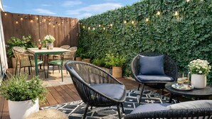 Outdoor dining - Stylish Two-Level Apartment with Private Rooftop Terrace – Downtown Montreal (Montréal)