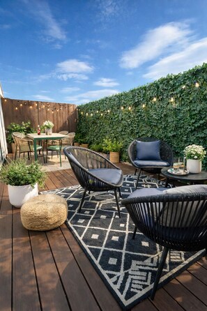 Outdoor dining - Stylish Two-Level Apartment with Private Rooftop Terrace – Downtown Montreal (Montréal)