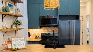 Cookware/dishes/utensils - Stylish Two-Level Apartment with Private Rooftop Terrace – Downtown Montreal (Montréal)