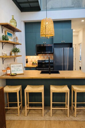 Cookware/dishes/utensils - Stylish Two-Level Apartment with Private Rooftop Terrace – Downtown Montreal (Montréal)