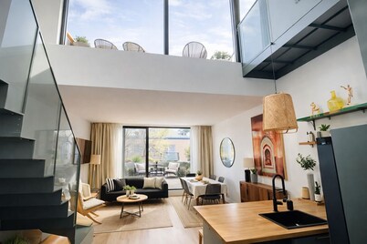 Stylish Two-Level Apartment with Private Rooftop Terrace – Downtown Montreal