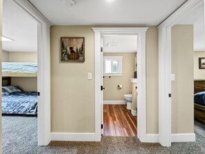 2 室のベッドルーム、アイロン / アイロン台、WiFi (無料)、ベッドシーツ