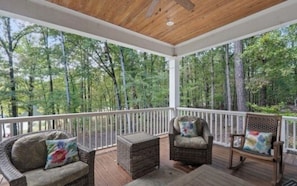 Property grounds - Spacious private home on Lake Oconee- located in a quiet cove. (Buckhead)