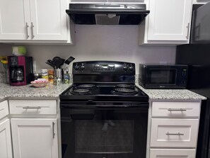 Private kitchen - Casa Bluebonnet - Apt in Austin with Gym, EV, pool, 8 mins to Downtown/Airport (Austin)