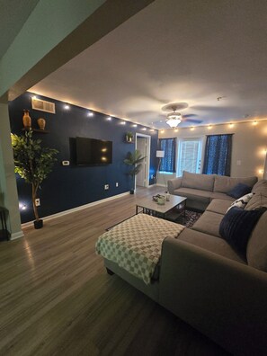 Living area - Casa Bluebonnet - Apt in Austin with Gym, EV, pool, 8 mins to Downtown/Airport (Austin)