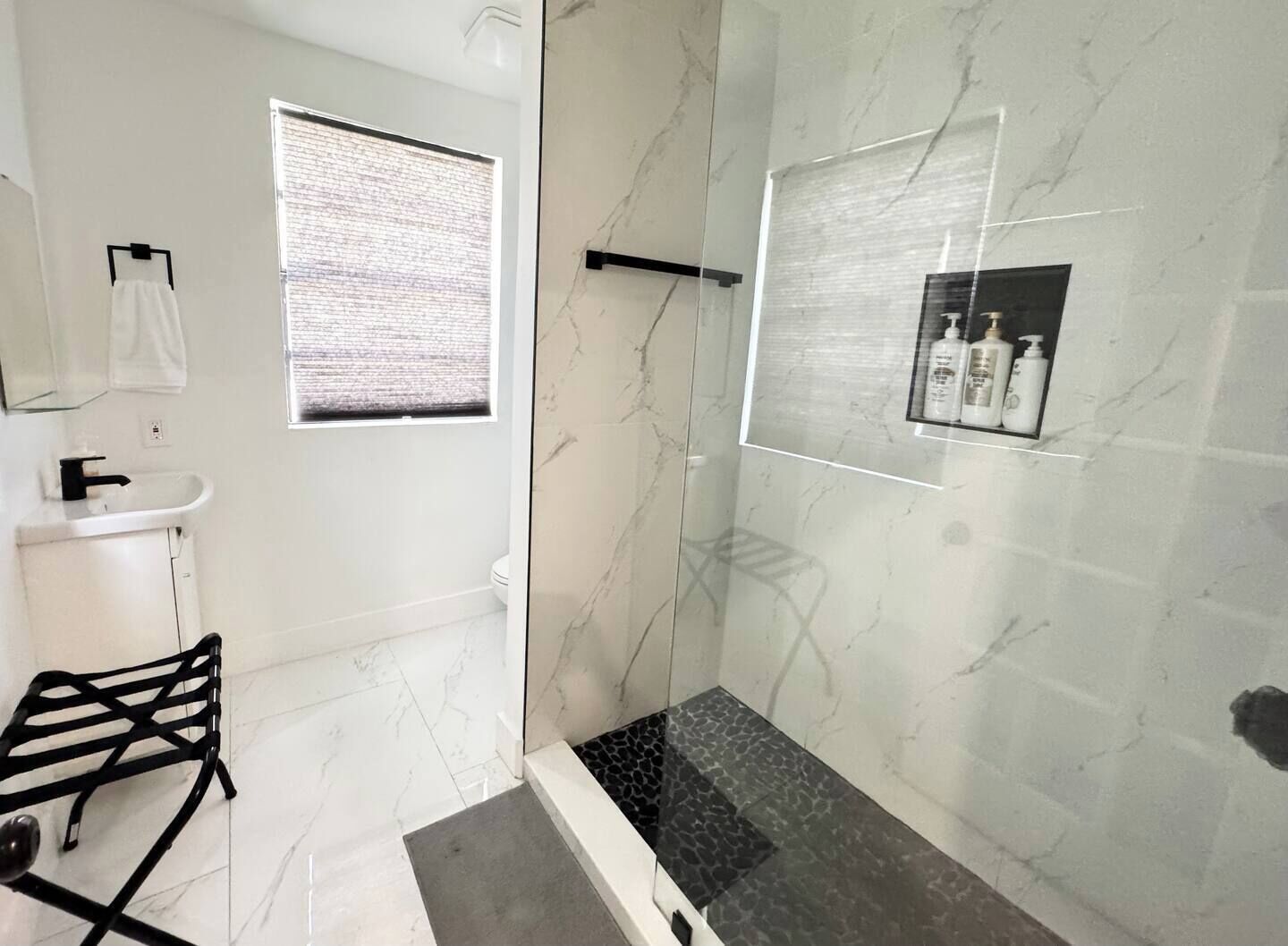 Dusche, Haartrockner, Handtücher, Seife