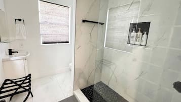 Dusche, Haartrockner, Handtücher, Seife