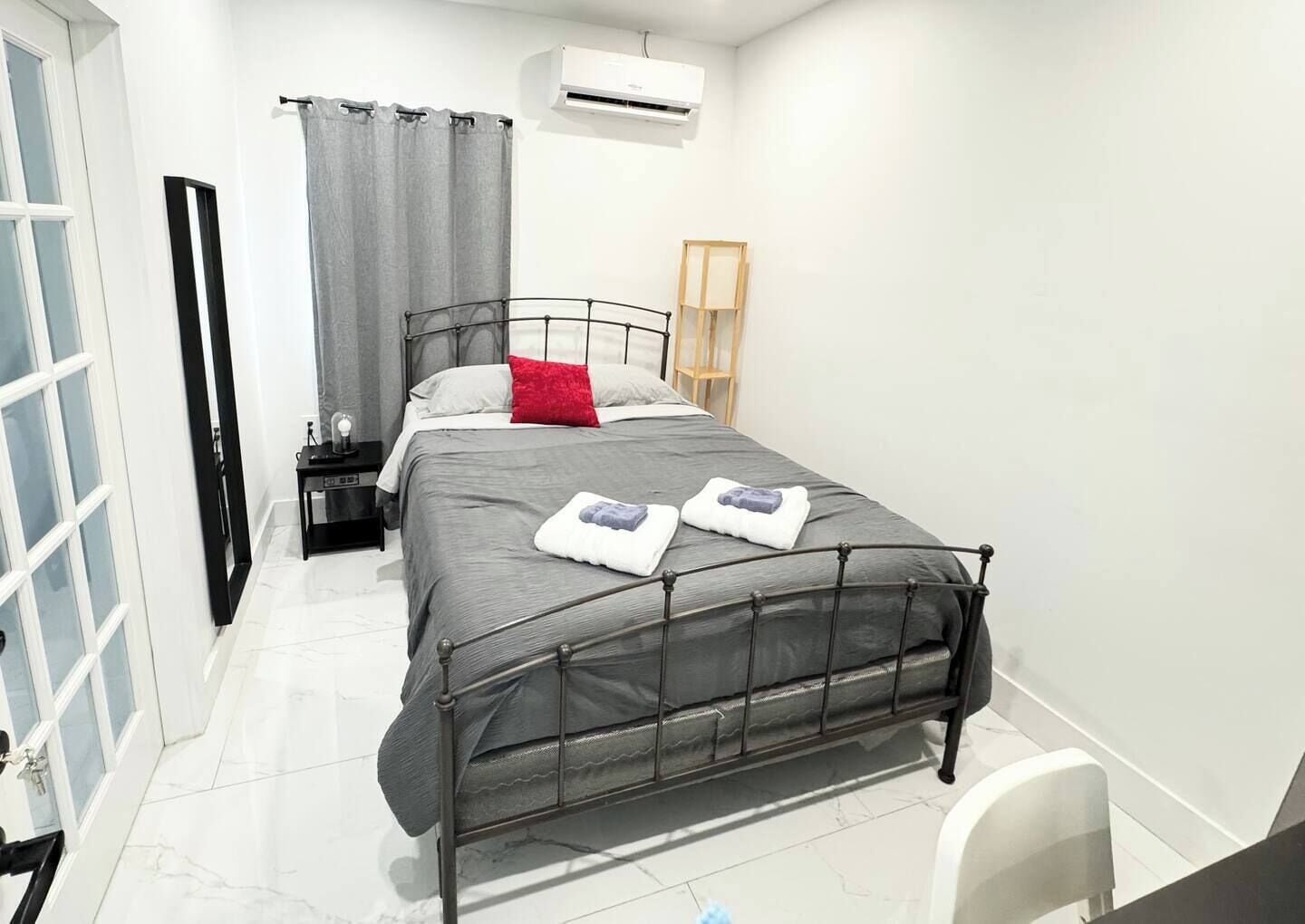 1 habitación, tabla de planchar con plancha, wifi gratis y ropa de cama 