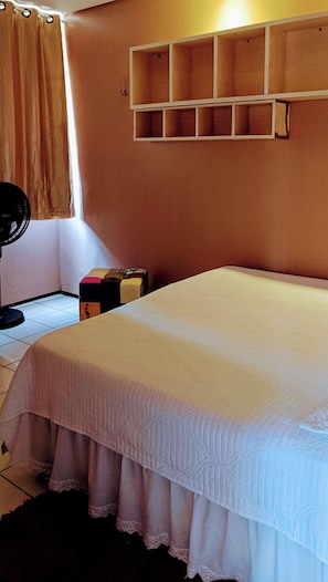 1 habitación, escritorio, tabla de planchar con plancha y wifi gratis 