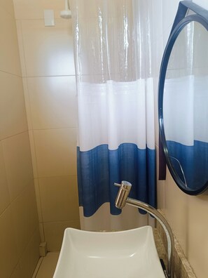 Dusj, hårføner, håndklær og såpe