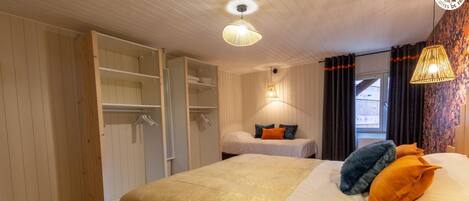 2 chambres, fer et planche Ă repasser