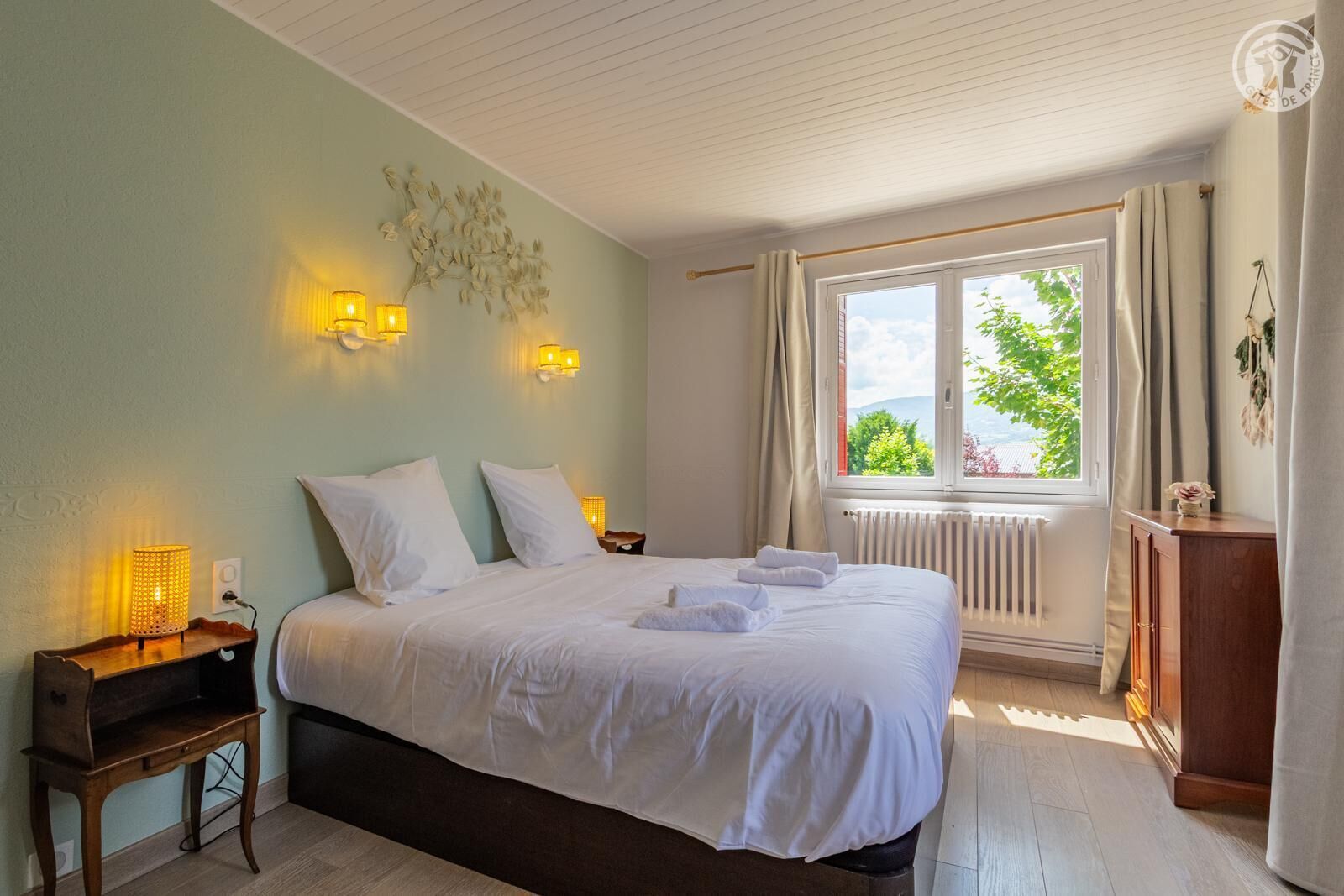 3 chambres, fer et planche à repasser, lit de bébé portatif