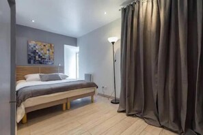 Iron/ironing board, internet, bed sheets